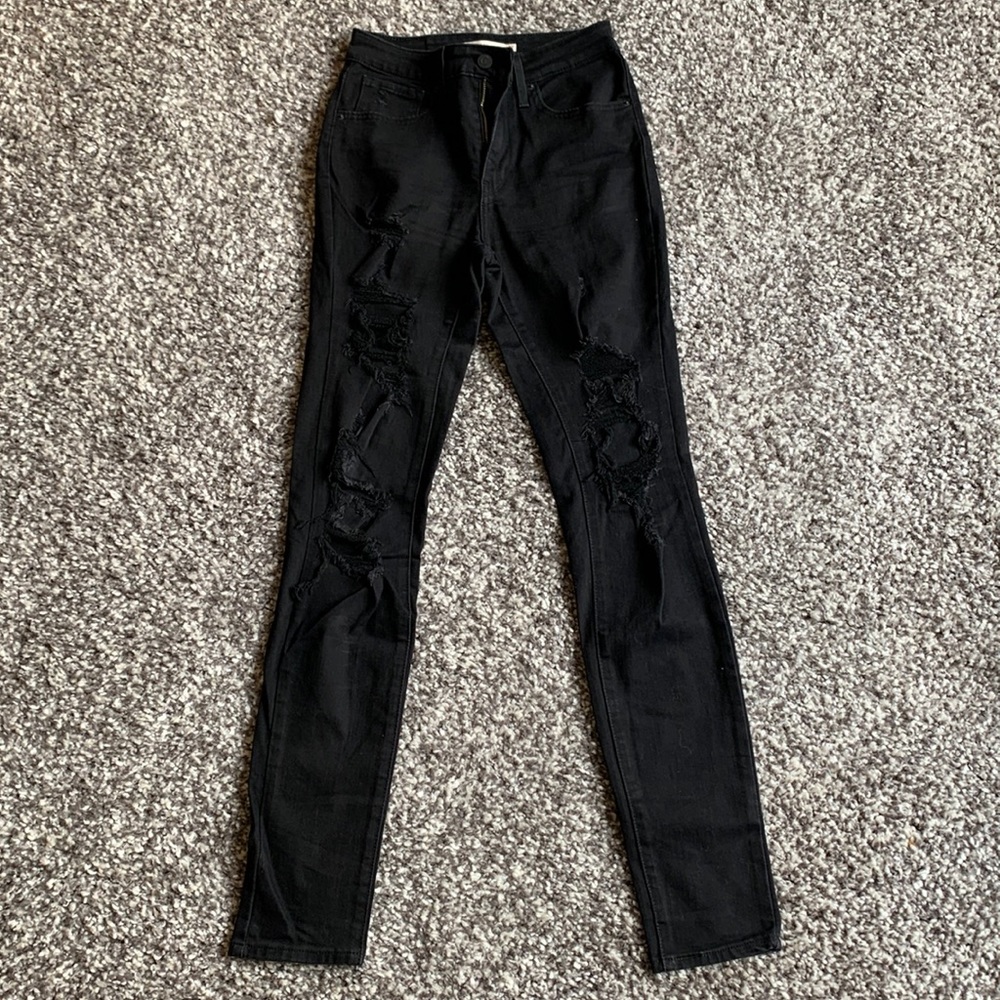 Black ripped Levi’s skinny jeans